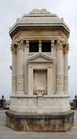 Die Stadt La Orotava auf Teneriffa. Mausoleum, die Gärten von Quinta Roja. Klicken, um das Bild in Adobe Stock zu vergrößern (neue Nagelritze).