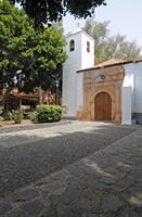 Die Stadt Pájara Fuerteventura. die Fassade der Kirche Notre-Dame. Klicken, um das Bild in Adobe Stock zu vergrößern (neue Nagelritze).