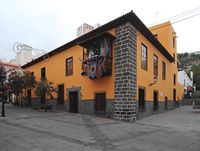 Die Stadt Puerto de la Cruz auf Teneriffa. Casa Hermanos de la Cruz Blanca. Klicken, um das Bild in Adobe Stock zu vergrößern (neue Nagelritze).