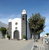 De stad San Bartolomé in Lanzarote. De kerk van Sint-Bartolomeüs. Klikken om het beeld te vergroten in Adobe Stock (nieuwe tab).