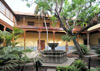 Die Stadt San Cristóbal de la Laguna auf Teneriffa. Terrasse, Casa de Alvarado-Bracamonte. Klicken, um das Bild in Adobe Stock zu vergrößern (neue Nagelritze).