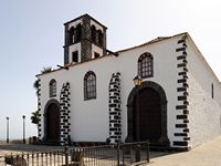 De stad Tacoronte in Tenerife. De kerk van Sint-Katelijne. Klikken om het beeld te vergroten in Adobe Stock (nieuwe tab).