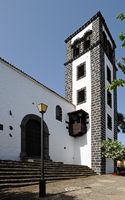 De stad Tacoronte in Tenerife. De klokketoren van de kerk van Sint-Katelijne. Klikken om het beeld te vergroten in Adobe Stock (nieuwe tab).