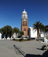 Die Stadt Teguise auf Lanzarote. La Plaza de la Constitución. Klicken, um das Bild in Adobe Stock zu vergrößern (neue Nagelritze).
