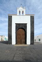 Die Stadt Teguise auf Lanzarote. Die Kapelle des heiligen Kreuzes (Ermita de Vera Cruz). Klicken, um das Bild in Adobe Stock zu vergrößern (neue Nagelritze).