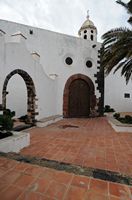 Die Stadt Teguise auf Lanzarote. Die Kirche Unserer Lieben Frau von Guadeloupe. Klicken, um das Bild in Adobe Stock zu vergrößern (neue Nagelritze).