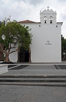 De stad Yaiza in Lanzarote. De Kerk van Onze Lieve Vrouw van Remedies. Klikken om het beeld te vergroten in Adobe Stock (nieuwe tab).