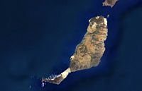 La isla de Fuerteventura en las Islas Canarias. Foto de satélite. Haga clic para ampliar la imagen.