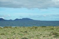 La isla de la Graciosa a Lanzarote. La isla vista desde La Caleta de Famara. Haga clic para ampliar la imagen.