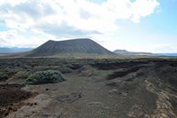 A ilha de La Graciosa em Lanzarote. Vulcões El Mojón e Montaña Amarilla. Clicar para ampliar a imagem.