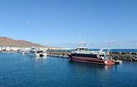 Het eiland La Graciosa naar Lanzarote. Haven van Caleta del Sebo. Klikken om het beeld te vergroten.