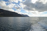 De noordelijke kust van Lanzarote. De Risco de Famara gezien vanaf de Zee-engte van Rio. Klikken om het beeld te vergroten.