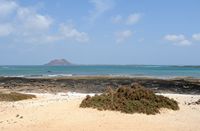 La isla de Lobos en Fuerteventura. La isla vista desde Corralejo. Haga clic para ampliar la imagen.