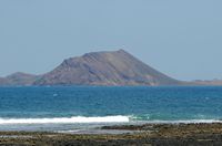 A ilha de Lobos em Fuerteventura. Vista da caldeira a partir de Corralejo. Clicar para ampliar a imagem.
