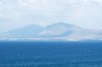 A ilha de Lobos em Fuerteventura. A montanha Hacha Grande em Lanzarote vista de Lobos. Clicar para ampliar a imagem.