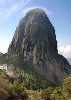 El Parque Nacional de Garajonay en La Gomera. Roque de Agando. Haga clic para ampliar la imagen.