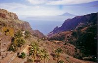 El Parque Nacional del Teide en Tenerife. el pico del Teide visto desde la isla de La Gomera. Haga clic para ampliar la imagen.