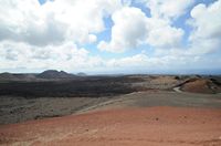 Le parc national de Timanfaya à Lanzarote. Les Montagnes du Feu vues depuis l'Islote de Hilario. Cliquer pour agrandir l'image.