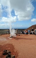 Il Parco Nazionale di Timanfaya a Lanzarote. geyser artificiale in Islote de Hilario. Clicca per ingrandire l'immagine.