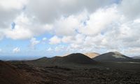 Het Nationaal Park van Timanfaya in Lanzarote. Caldera Blanca uitzicht vanaf de Islote de Hilario. Klikken om het beeld te vergroten.