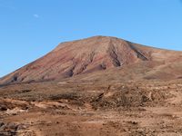 The natural park of the Dunes of Corralejo in Fuerteventura. La Montaña Roja (author Theresa Gaige). Click to enlarge the image.