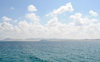 Le parc naturel des Dunes de Corralejo à Fuerteventura. Les hôtels vus de Lobos. Cliquer pour agrandir l'image.