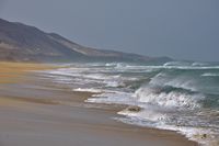 O parque natural de Jandía em Fuerteventura. A ressaca da praia de Cofete (autor Hansueli Krapf). Clicar para ampliar a imagem.