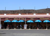 A aldeia e o monumento natural de Ajuy em Fuerteventura. O restaurante Jaula de Oro (autor Frank Vincentz). Clicar para ampliar a imagem.