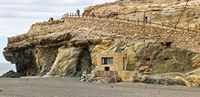 Le village et le monument naturel d'Ajuy à Fuerteventura. Sédiments calcaires (auteur Balou46). Cliquer pour agrandir l'image.