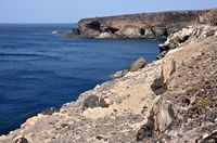 El pueblo y el monumento natural de Ajuy en Fuerteventura. Cuevas en la Caleta Negra (autor Hansueli Krapf). Haga clic para ampliar la imagen.