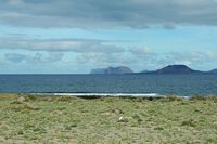Le village de La Caleta de Famara à Lanzarote. L'archipel Chinijo vu depuis La Caleta de Famara. Cliquer pour agrandir l'image.