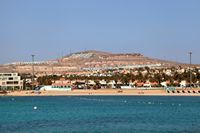 Het dorp Caleta de Fuste in Fuerteventura. De berg Montaña Blanca de Abajo (auteur Frank Vincentz). Klikken om het beeld te vergroten.
