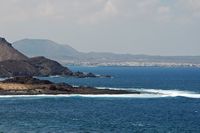 Das Dorf Corralejo auf Fuerteventura. Corralejo von der Insel Los Lobos gesehen. Klicken, um das Bild zu vergrößern