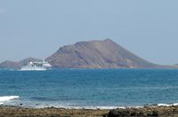 Il villaggio di Corralejo a Fuerteventura. Traghetti per l'isola di Los Lobos. Clicca per ingrandire l'immagine.