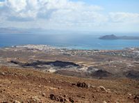 El pueblo de Corralejo en Fuerteventura. Corralejo visto desde el volcán Bayuyo (autor Andy Mitchell). Haga clic para ampliar la imagen.
