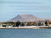 El pueblo de Corralejo en Fuerteventura. volcán Bayuyo en el fondo del pueblo (autor Norbert Nagel). Haga clic para ampliar la imagen.