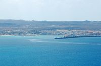 Das Dorf Corralejo auf Fuerteventura. Der Hafen von Los Lobos gesehen. Klicken, um das Bild zu vergrößern