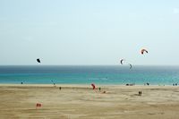 Le village de Costa Calma à Fuerteventura. Windsurf à la plage de Sotavento. Cliquer pour agrandir l'image.