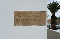 Het dorp Femés in Lanzarote. Lapidair inschrijving op de kerk Sint-Martial. Klikken om het beeld te vergroten.