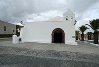 Het dorp Femés in Lanzarote. Gevel van de kerk Sint-Martial. Klikken om het beeld te vergroten.