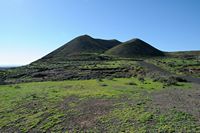 El pueblo de Guatiza en Lanzarote. El volcán Guenia entre El Mojón y Guatiza. Haga clic para ampliar la imagen.
