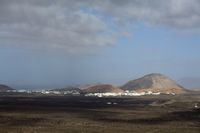 A aldeia de Mancha Blanca em Lanzarote. Vista a partir do Parque Natural dos Vulcões (autor Averater). Clicar para ampliar a imagem.