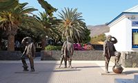 El pueblo de Morro del Jable en Fuerteventura. Escultura Homenaje a los pescadores (autor Frank Vincentz). Haga clic para ampliar la imagen.