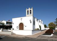 El pueblo de Playa Blanca en Lanzarote. La Iglesia de Nuestra Señora del Carmen (autor Frank Vincentz). Haga clic para ampliar la imagen.