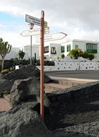 Het dorp Playa Blanca in Lanzarote. Zetten van bakens van wandeling. Klikken om het beeld te vergroten.