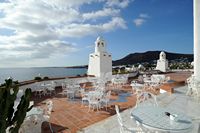 Das Dorf Playa Blanca auf Lanzarote. Die Terrasse des Hotel Timanfaya Palace. Klicken, um das Bild zu vergrößern