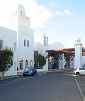 Het dorp Playa Blanca in Lanzarote. De gevel van het hotel Timanfaya Palace. Klikken om het beeld te vergroten.