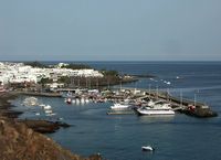 Die Stadt Puerto del Carmen auf Lanzarote. Hafen. Klicken, um das Bild zu vergrößern