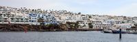 Le village de Puerto del Carmen à Lanzarote. Logements de vacances (auteur Lmbuga). Cliquer pour agrandir l'image.