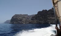 Het dorp Puerto de Santiago in Tenerife. Zeereis van Los Gigantes klif. Klikken om het beeld te vergroten.